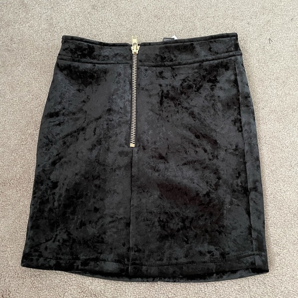 Black velvet skirt - Picture 2 of 2